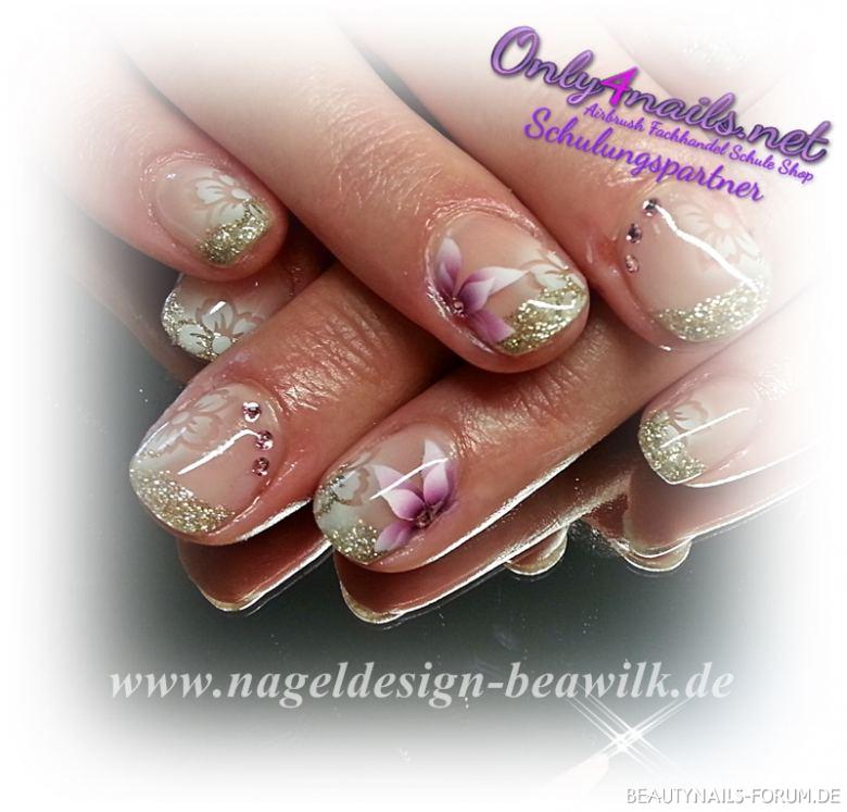 Airbrush flowers / glitter nails Nageldesign - Champagner Gel mit einbisschen Airbrush .... bea wilk Nailart