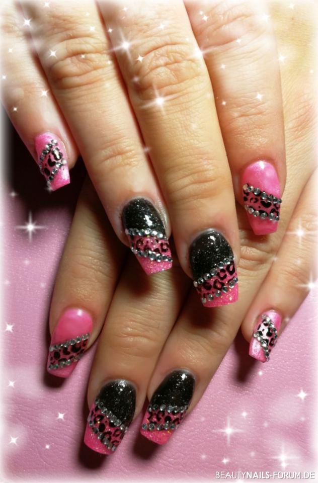 Auffälliges Design in pink/schwarz mit Steinchen Nageldesign pink schwarz - Modellage in schwarz glitter und pink metallic mit Leo-Stamping Nailart