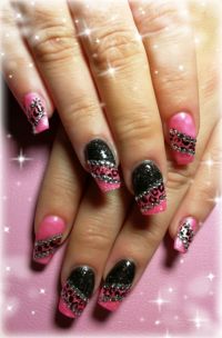 Auffälliges Design in pink/schwarz mit Steinchen Nageldesign