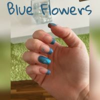 Blaues French mit Blumensticker Nageldesign