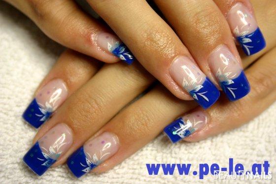 blue flower Nageldesign - UV Gel klar, French Farbgel Blau, Stamping Motiv, Stamping Lack Nailart