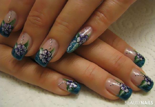 Blüten auf petrol Nageldesign - Meine eigenen Nägel in One Stroke Technik lila-weiße Blüten Nailart