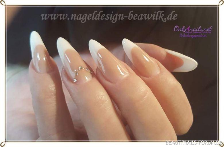 Elegante Mandel - Form mit French-Design in weiß Nageldesign weiss nude - French weiß  Mandel Form Nailart