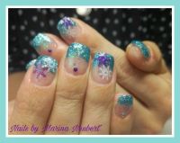 French Glitter Blue mit lila Stamping Nageldesign