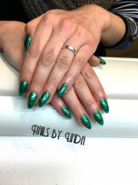 Fullcover grün mit Glitter Nageldesign
