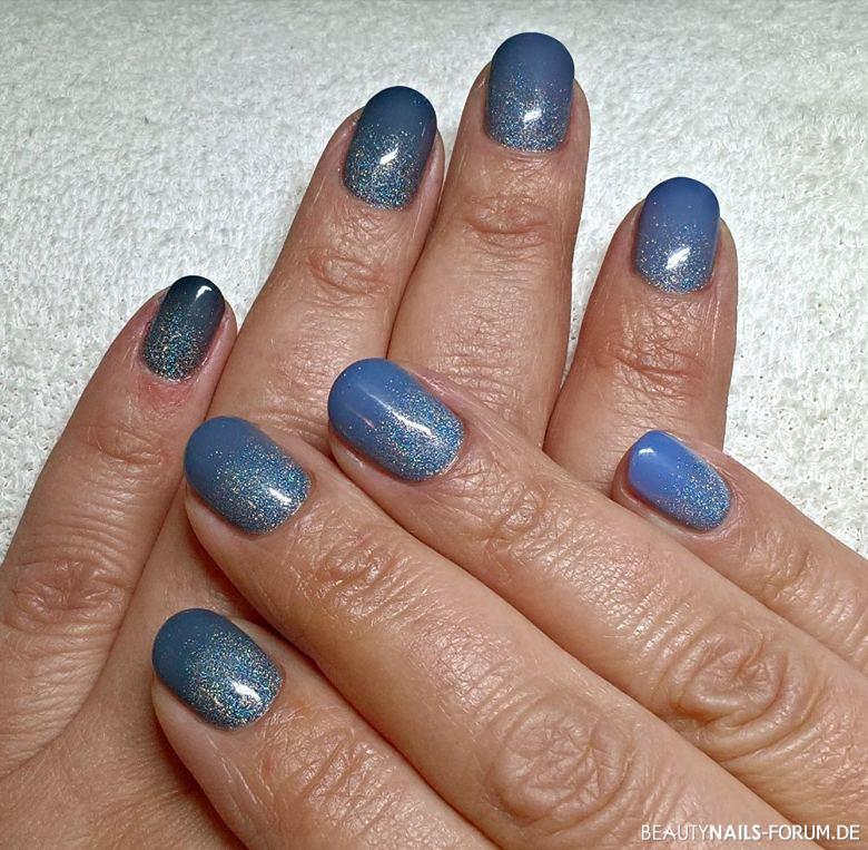 Fullcover mit Hologlitter - farbige Nailart Nageldesign blau - Modellagegele von Fingerspitzengefühl by Nicole Weiß, lila-grau Nailart