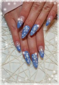 Gelmodellage blau mit Airbrush Blumen Nageldesign