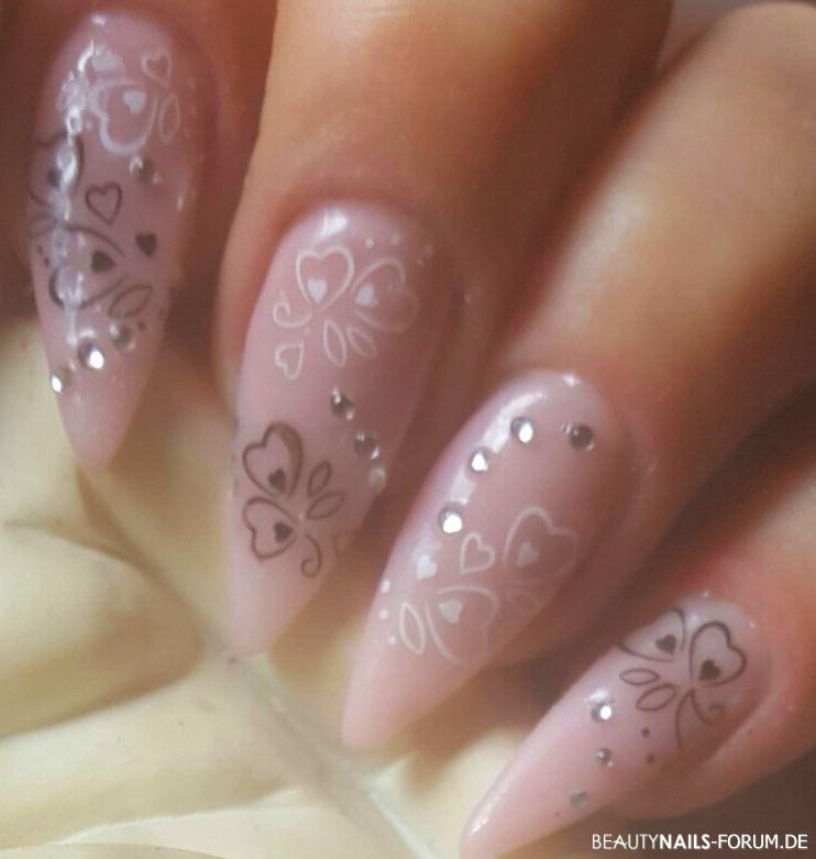 Gelmodellage in Rose mit Herz-Stickern und Steinen Nageldesign rosa - Diese Nägel sind mit einem Make up gel rose und Sticker sowie Nailart