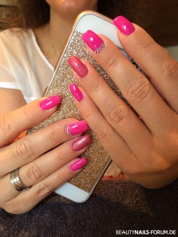 Gelnägel in Pink und Rot, elegant Nageldesign pink - Pinke Gelnägel für den sommer Nailart