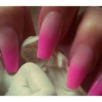 Grelle pinkfarbene Nailart mit Farbverlauf Nageldesign