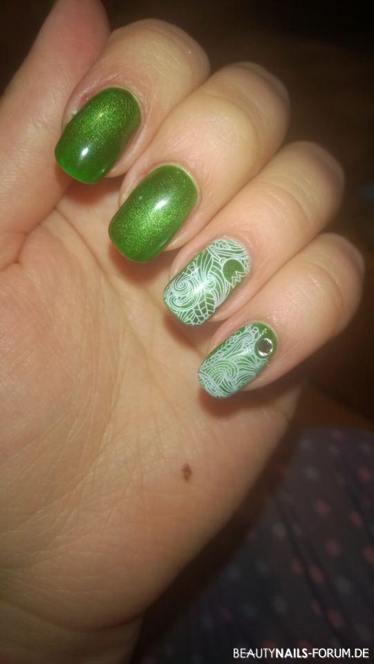 Knallig grüne Nailart mit Watertattoo und Steinchen Nageldesign grün - Cat eye, grün mit Watertatoo und Swarovski-Stein Nailart