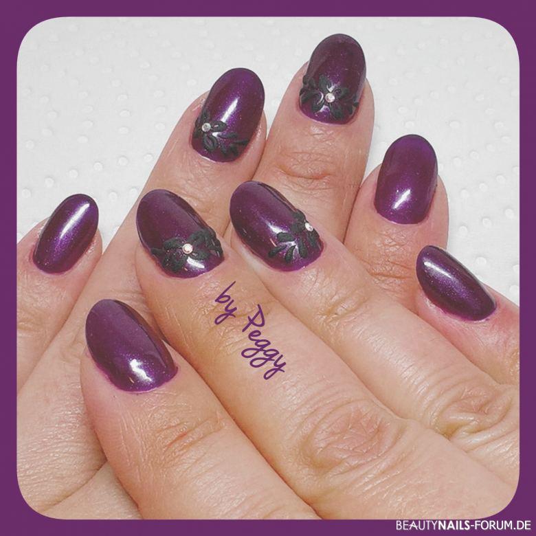 lila Fullcover mit kleiner mattschwarzer Malerei Nageldesign lila schwarz - Modellagegele von Fingerspitzengefühl, Farbe und Steinchen von Nailart