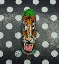 Malerei mit Acrylfarben auf Krallentip - Tiger Nageldesign