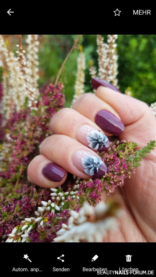 Mandeln in Aubergine mit Blüten Nageldesign lila - Alle Materialien von Melano Nails. Farbgel sollte Aubergine sein,wirkt Nailart