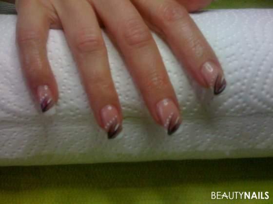 muster Nageldesign - weisses french mit finelinermuster Nailart
