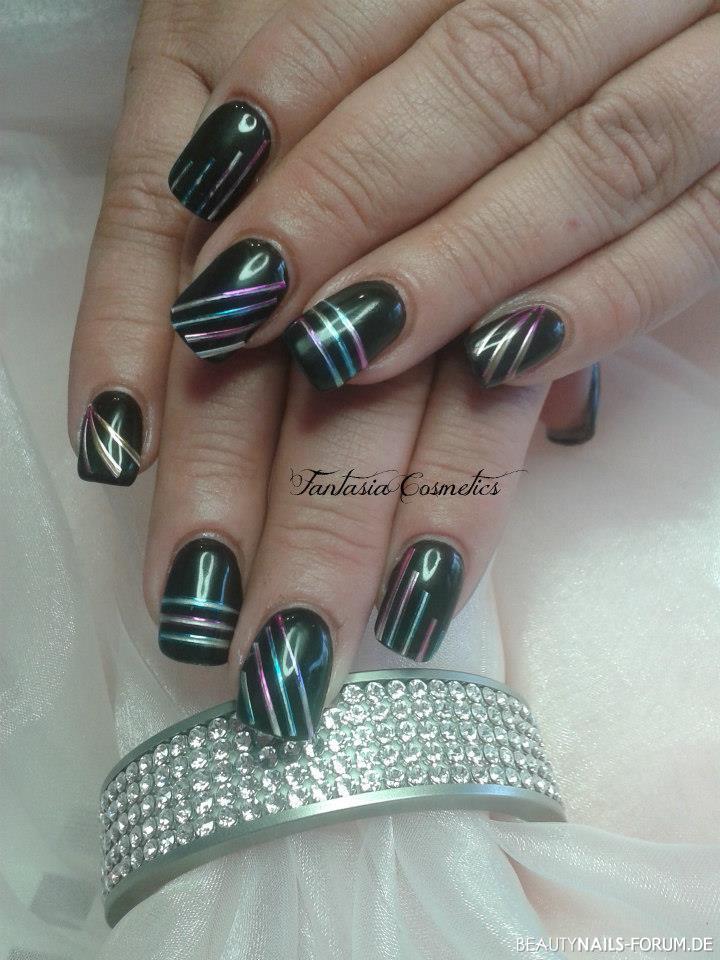 Nageldesign Bild in schwarz mit Streifen Nageldesign - Black Nails with stripes Nailart