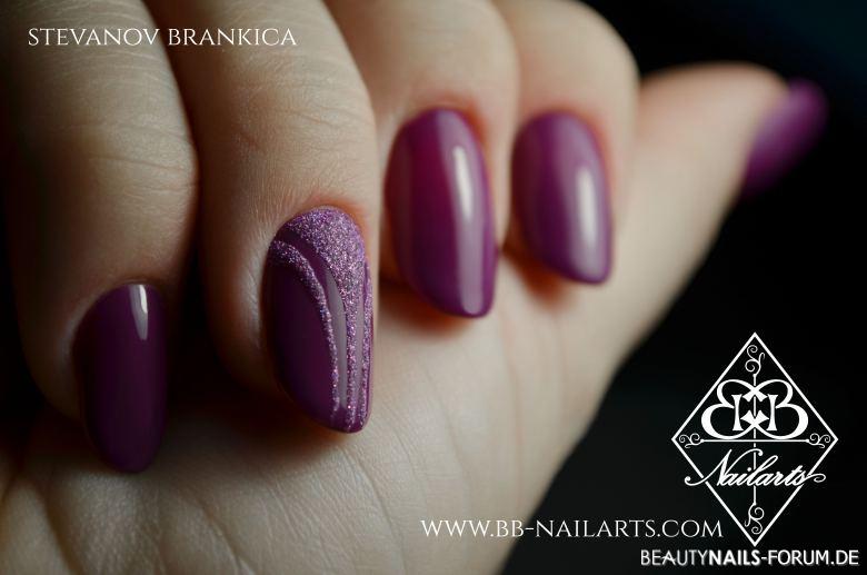 Nailart in Trendfarbe Violett