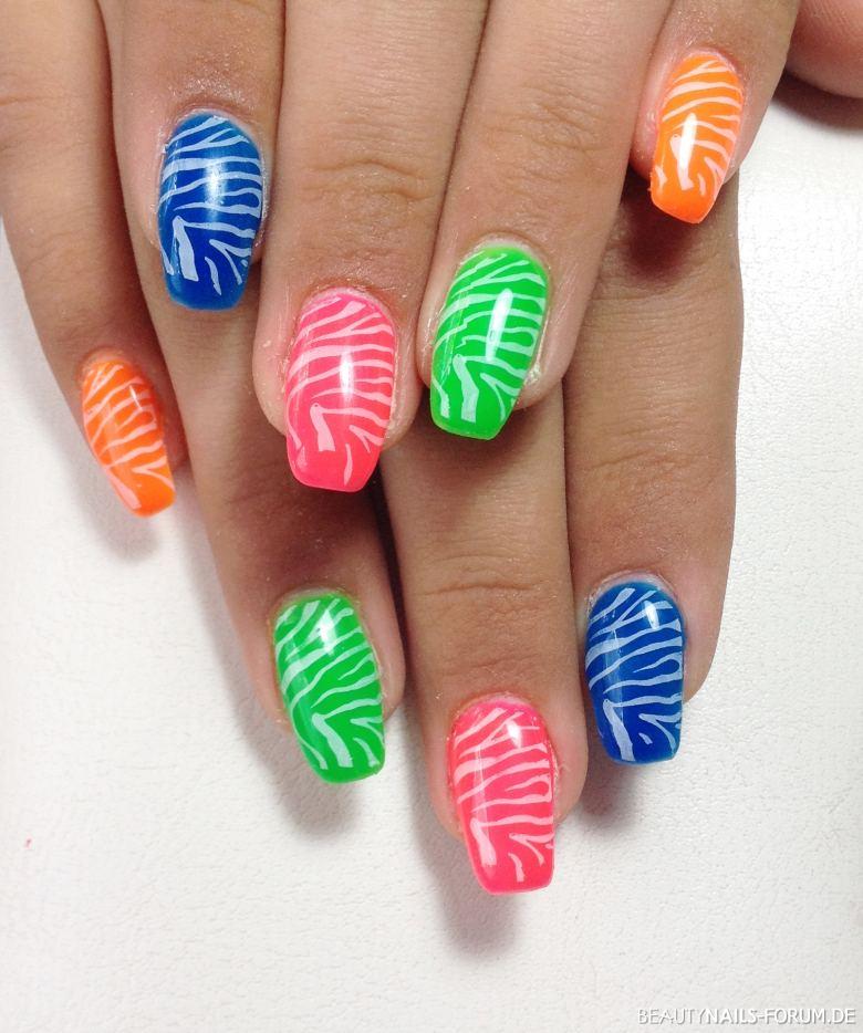 Neon Nägel mit Zebra Stamping
