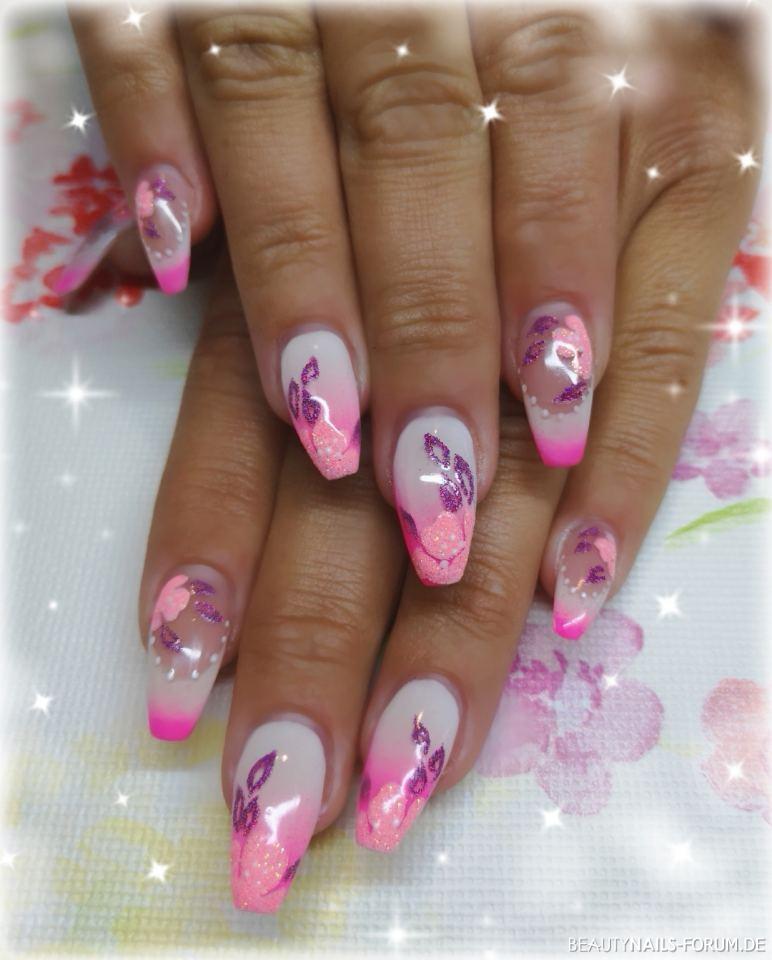 Pink und Weiß mit Glitzer Nailart und Pinselmalerei Nageldesign pink weiss - Gelmodellage mit Pink und Weiß, Mittel- und Ringfinger Fullcover Nailart