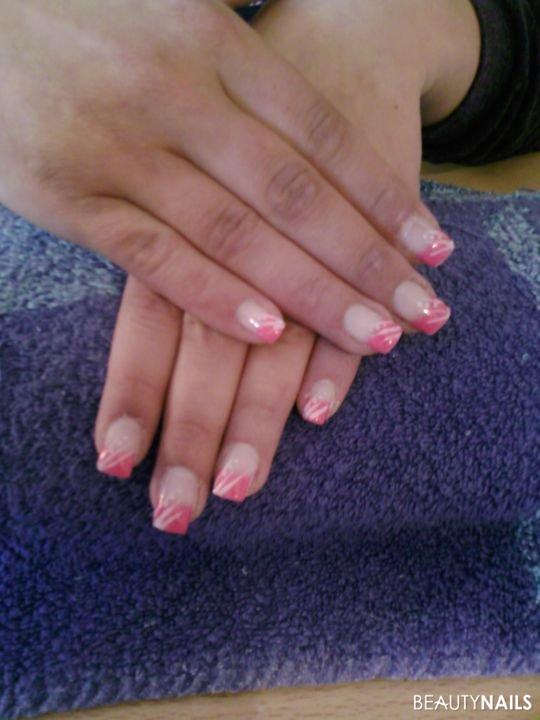 pink/weiß Nageldesign - pinkes french mit weissen streifen und auf jedem nagel eine kleine Nailart
