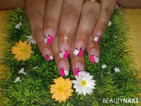 Pinke Nägel auf der Wiese Nageldesign - Pink Nagellack mit Nailart Muster Nailart