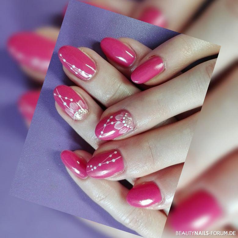 Pinkfarbene Nägel mit Blume Nageldesign pink - Nail Code Nailart