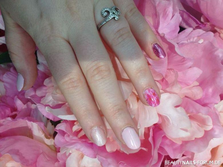 Rosa Fullcover mit Blüten-Nailwrap Nageldesign rosa - Wrap von Amber nailcosmetics, Chrom Glam Gel Füchsin von Nicole Nailart