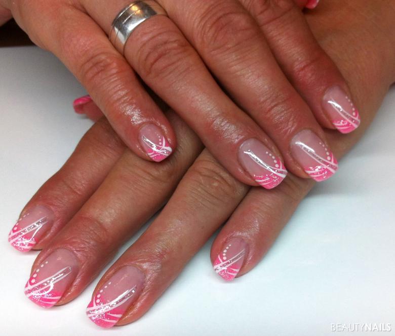 rosa Nägelchen weiss verziert mit Strichen und Punken Nageldesign