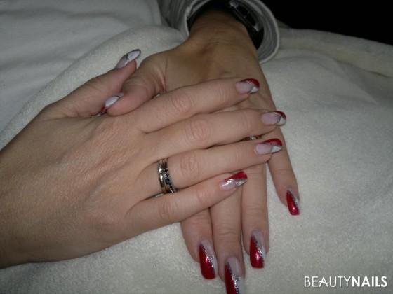 Rot weiß mit silber Nageldesign - Nägel wurden mit Acyrl gemacht und anschließend so lackiert. Nailart