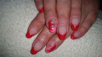 rotes French mit roter Blume Nageldesign