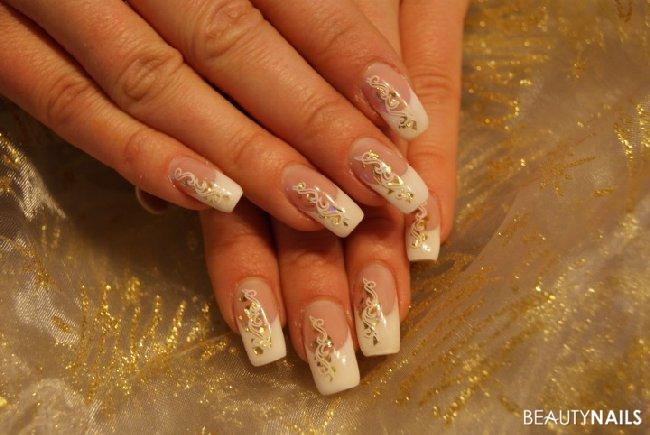 Schlicht Nageldesign - French Weiß von Nailsdepot, Foliensplitter in Gold, Stamping Nailart