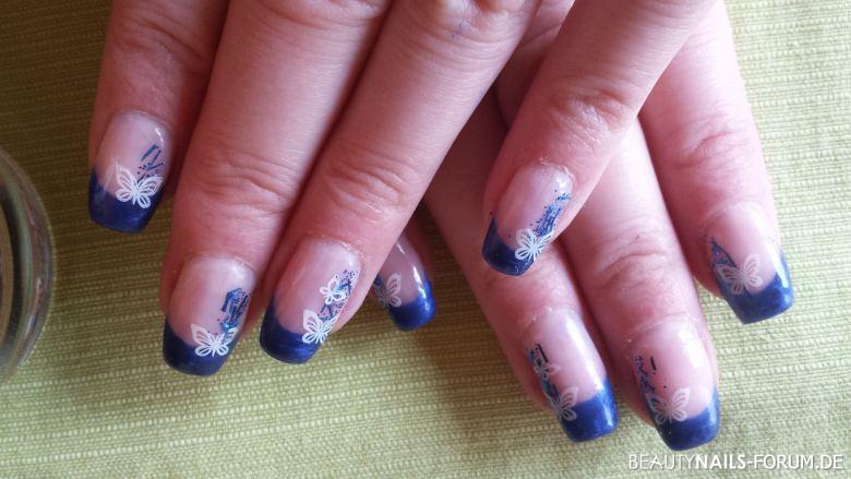 Schmetterling Nageldesign mit blauem French Nageldesign blau - blaues French mit Schmetterling stamping und Glitter Nailart