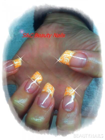 Schräg Weiß-Orange Nageldesign - Weißes French mit orangenem Retro Stamping und Glitzer Nailart