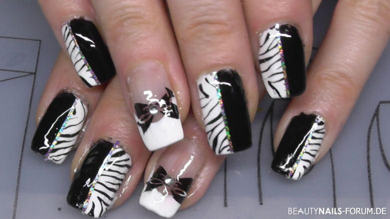 schwarz weißes Nageldesign mit Zebra stamping