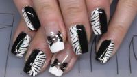 schwarz weißes Nageldesign mit Zebra stamping Nageldesign