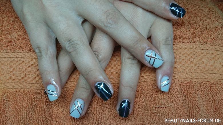 Silberfarbene Stripes auf grauen und schwarzen Nägeln Nageldesign - Jolfin hell grau und schwarz mit Silber stripes Nailart