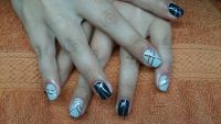Silberfarbene Stripes auf grauen und schwarzen Nägeln Nageldesign