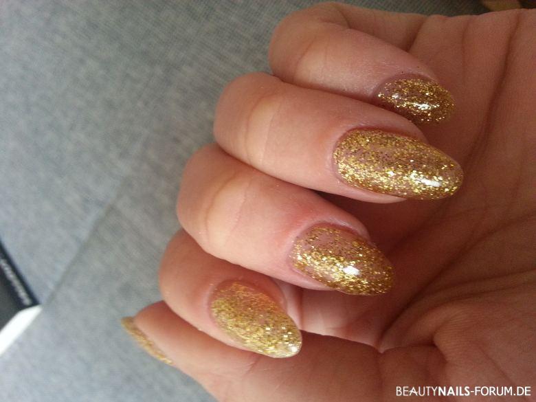 Silvester Party Nails in Goldglitzer-Design