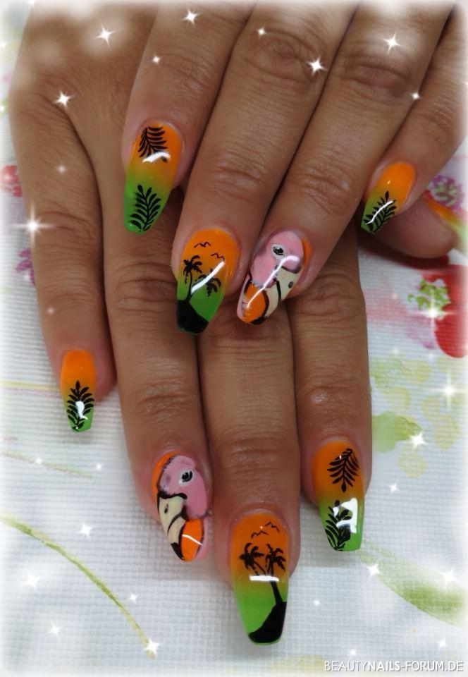 Sommerliche Nailart - Palmen und Flamingo Nageldesign grün orange - Farbverlauf mit Pinselmalerei (Flamingo) und Stamping Nailart