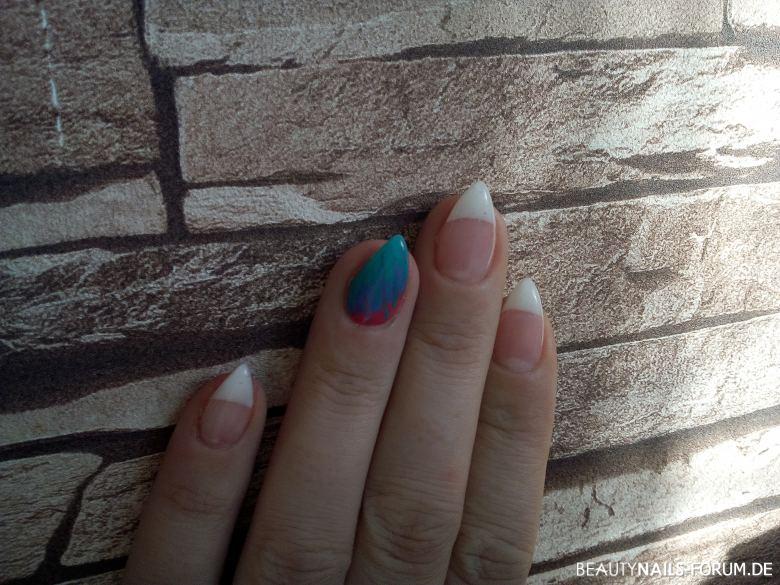 Spitze Form French Nails Nageldesign blau nude - French Nägel mit UV Gel pink blau und grün Nailart