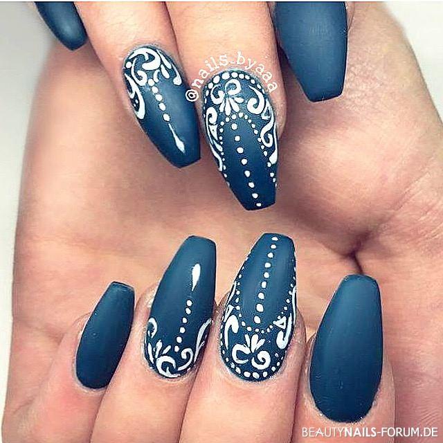 Tolles Matt Vintage in blau mit weißen Verzierungen Nageldesign - Von Hand gemalt mit Aryl in Matt Nailart