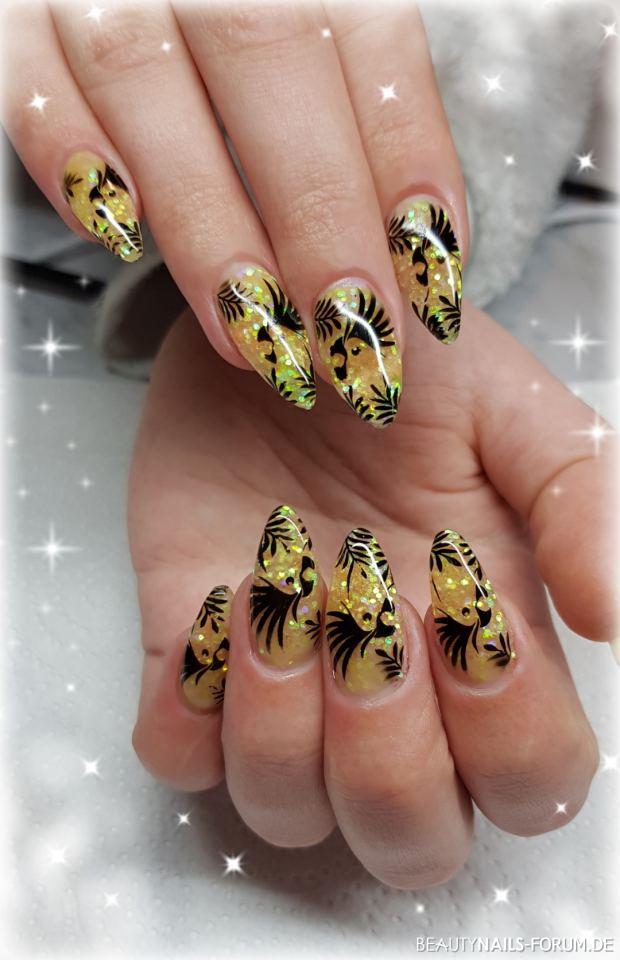 Tropical Nails Nageldesign gold schwarz - Gelmodellage mit Glitter Pailetten und Stamping Nailart