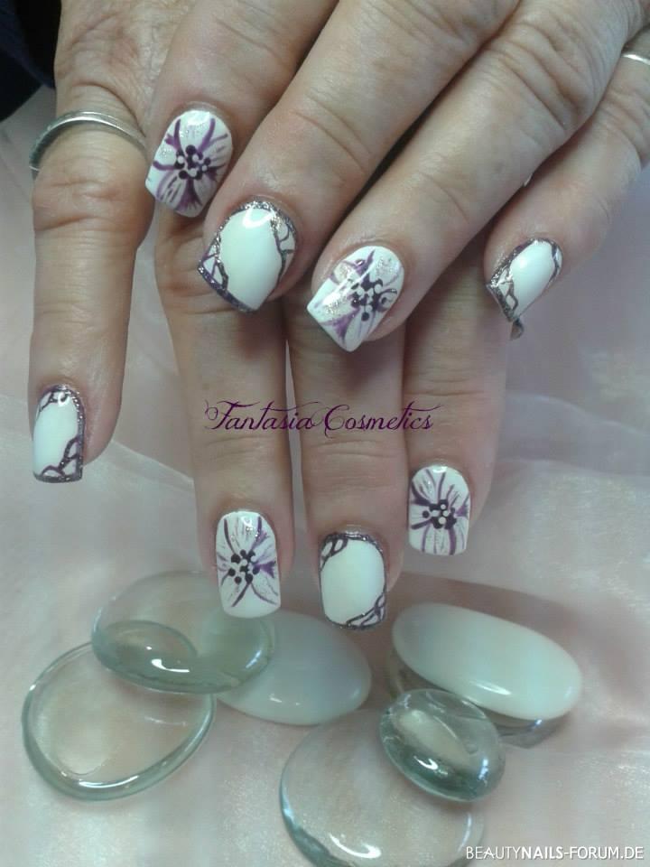 weiße Nägel mit lila Motiv