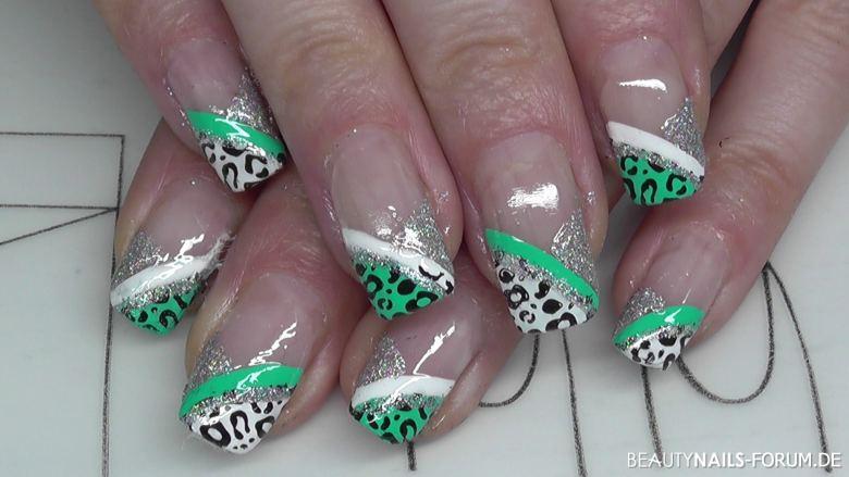 zweifarbiges Nageldesign mit Leoparden stamping
