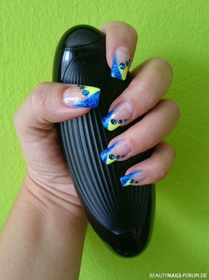 Airbrush Nägel mit Swarovski Naturnägel - Verwendete Materialien: Airbrush Farben Neon gelb und dunkelblau, Nailart