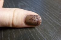Finger mit Nagellack schoko-braun Naturnägel