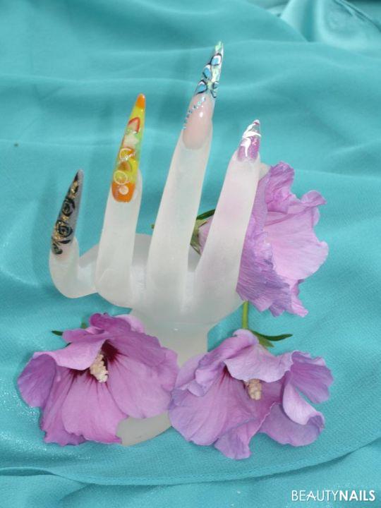 Eiskaltes Händchen Stilettos - Acryl: Blattgoldinlay u. gemalte Rosen, Fimofrüchte, Glitterfäden Nailart