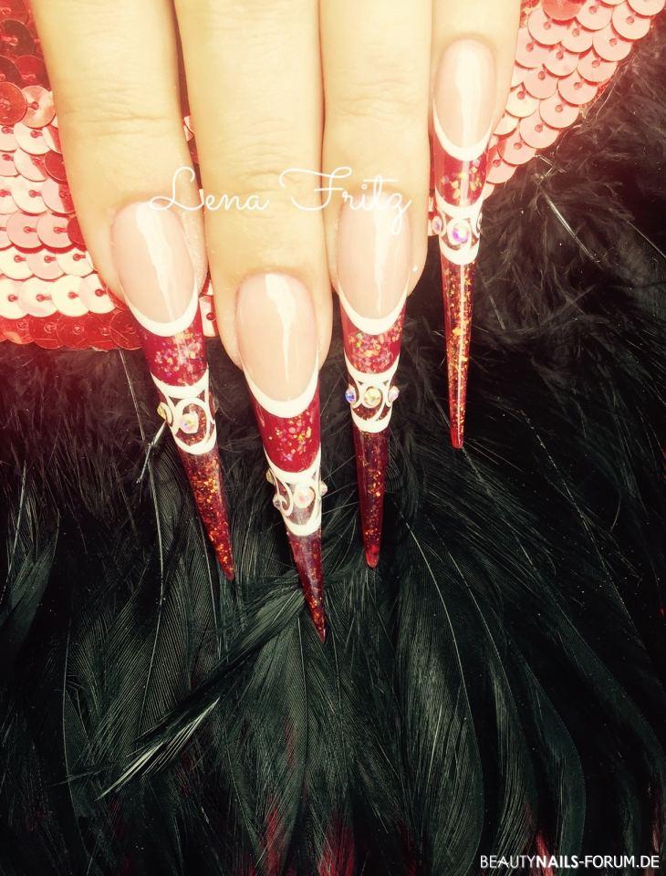 Rote lange Fingernägel mit Nageldesign Stilettos - Acryl, Opal, mit Gel gemalt und Steinchen Nailart