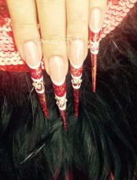 Rote lange Fingernägel mit Nageldesign Stilettos
