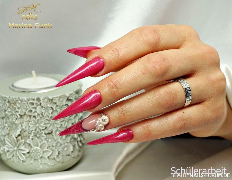 Stiletto Nails in pink mit Verzierung